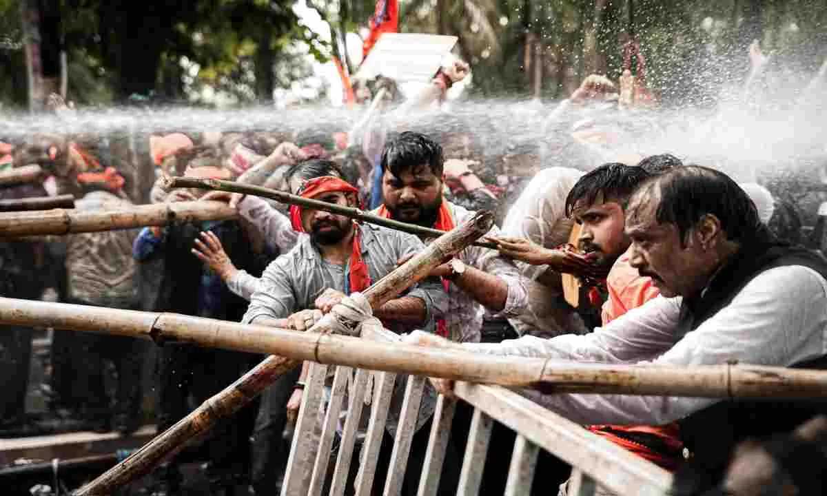 झारखंड भाजपा बोली, पुलिस ने नेताओं-कार्यकर्ताओं को बेरहमी से पीटा; एसएसपी का दावा, जवानों पर पत्थर बरसाए गए